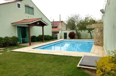 2 lotes com piscina próximo a praia 3 dormitórios sendo 1 suíte,wc social sala de estar e jantar ,cozinha ,lavanderia. edícula com quarto e wc,espaço