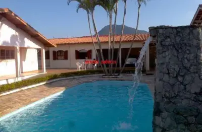 Ótima casa em 2 lotes com 5 dormitórios sendo 4 suítes, sala de estar, cozinha, despensa, wc social, área de lazer com churrasqueira e piscina com cas