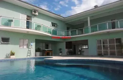 Casa com piscina para venda em condomínio fechado em peruibe, 4 lotes podendo ser vendida com 2 lotes; com 5 suítes sendo 1 com closet e hidro todos c