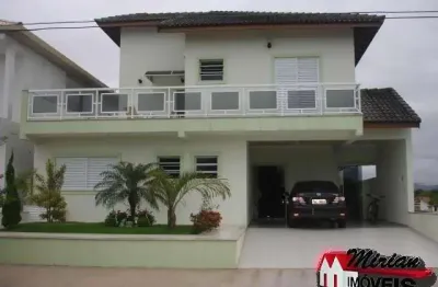 Casa com piscina para venda em condomínio fechado em peruibe. 4 suítes sendo 2 com closet, sala ampla, cozinha planejada, lavanderia completa, área de