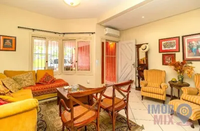 Casa com 3 quartos à venda na praça dom pedro, 106, vila ipiranga, porto alegre por r$ 890.000