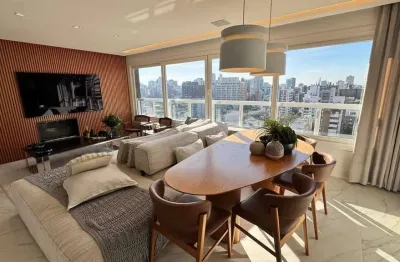 Amplo apartamento com 3 suítes, lavabo, lareira e 2 vagas individuais.