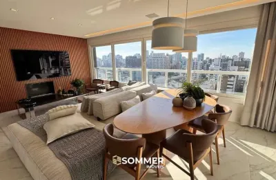 Amplo apartamento com 3 suítes, lavabo, lareira e 2 vagas individuais.