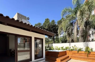 Cobertura com 198 m² de área privativa com 2 suítes e 2 vagas de garagens cober