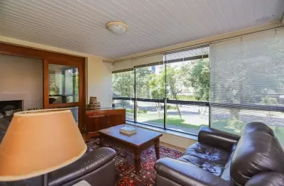 Apartamento com 3 dormitórios, suíte, 2 vagas e varanda com churrasqueira.