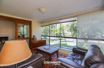 Apartamento com 3 dormitórios, suíte, 2 vagas e varanda com churrasqueira.