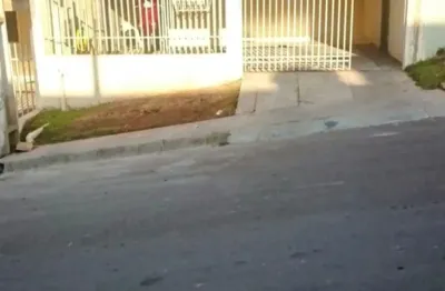 Excelente casa 120 m2 em campo largo,  com 2 quartos, sala, cozinha, banheiro, quintal nos fundos e garagem para 2 carros.