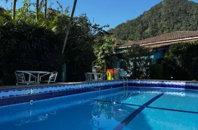 Casa terrea com 3 dormitórios e piscina no canto do forte em praia grande