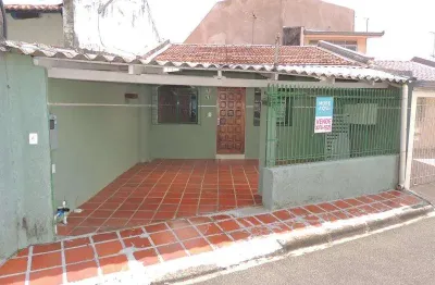 Casa em condomínio no cajuru, com 02 quartos, 01 vaga.