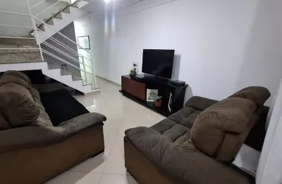 Endo este  lindo sobrado de 128m2 de área útil e área total de 179m2