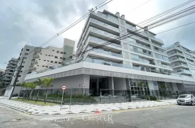 Amplo apartamento em edifício club na quadra do mar!