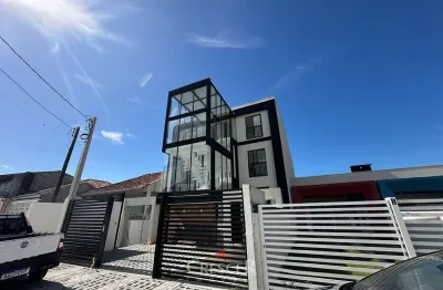 Apartamento reformado com 02 quartos, uma quadra do mar.