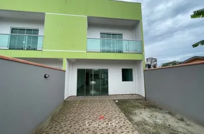 Sobrado com 03 quartos e piscina a 2 quadras do mar