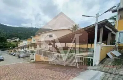 Casa triplex de luxo na taquara: 4 quartos, 2 suítes, 104m², 1 vaga em condomínio com infraestrutura completa.
