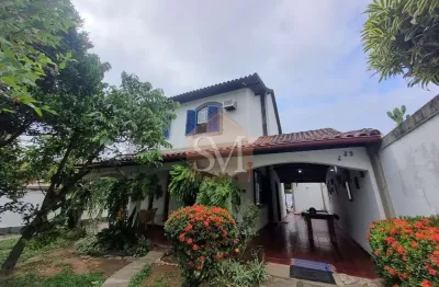 Linda Casa Duplex em Condomínio Fechado na Freguesia: 4 Quartos, Piscina, Placas Solares.