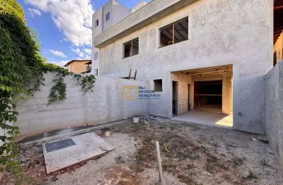 Casa Geminada à Venda - 3 Quartos 1 Suíte - 2 Vagas - 198m² - Planalto BH