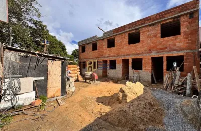Casa Geminada à Venda - 92m² - 2 Quartos - 1 Vaga - 2 Banheiros - Mantiqueira BH