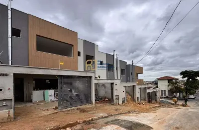 Casa Geminada à Venda - 128m² - 3 Quartos 1 com Suíte - 2 Vagas - Planalto BH