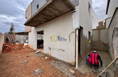 Casa Geminada à Venda - 128m² - 3 Quartos 1 com Suíte - 2 Vagas - Planalto BH
