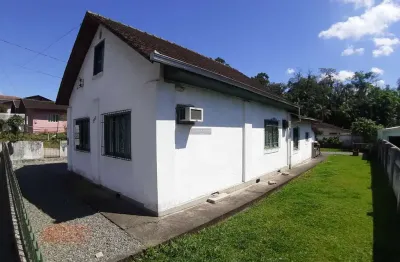 Residência antiga à venda  no bairro floresta joinville/sc. 03 dormitórios