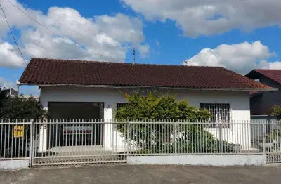 Casa à venda no bairro guanabara, joinville - sc plana, sem averbação da área construída de 104 m² + edícula para depósito de ferramentas; terreno 14