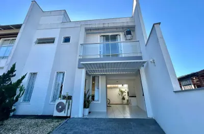 Sobrado geminado à venda no bairro boa vista, joinville-sc. rua sem saída com 125 m² construídos. 03 dormitórios, sendo 1  suíte com closet e sacada,