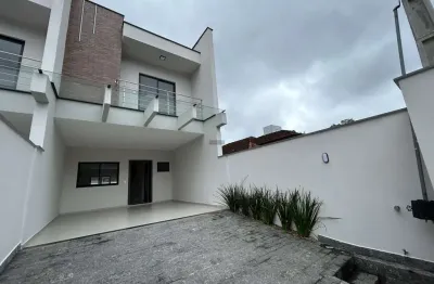 Sobrado geminado à venda no bairro costa e silva, joinville-sc.  140m2 privativos,  amplo espaço nos fundos com varanda e churrasqueira,  3 dormitório