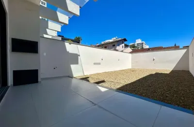 Sobrado geminado à venda no bairro costa e silva, joinville-sc.  140m2 privativos,  amplo espaço nos fundos com varanda e churrasqueira,  3 dormitório