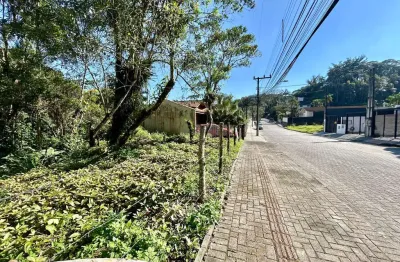 Terreno à venda no bairro Glória - Joinville - SC.  Área Total: 450m2 - Frente e fundos : 15 metros, laterais: 30 metros.