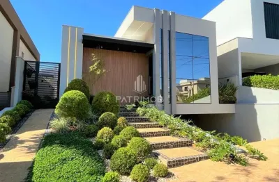 Casa térrea diferenciada 3 suítes c/ planejados e piscina em condomínio alto do castelo.