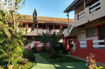 Apartamento a venda, com 01 dormitório grande; há 100 metros da praia, maranduba