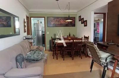 Apartamento 2 quartos, varanda, 2 banheiros. garagem coberta. ótima localização.