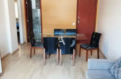 Apartamento de 2 quartos com suíte, móveis planejados e dependência no centro