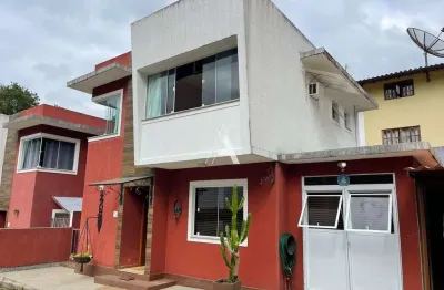 Casa em condomínio sossegado, com 2 suítes, sala em 3 ambientes e área externa.