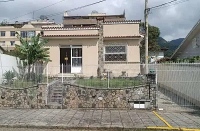Imóvel de 600m² com 2 casas lineares, localização perfeita, próxima da feirinha.