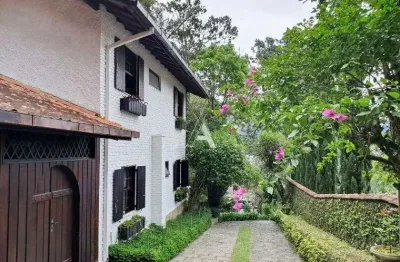 Linda casa em araras, com 5 quartos (3 suítes) + casa de caseiro
