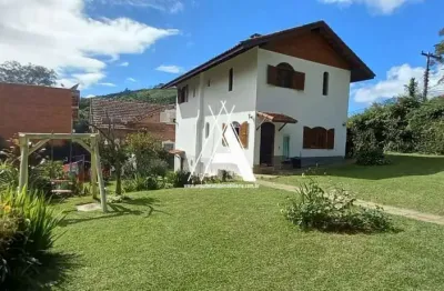 Casa duplex, terreno plano com linda área externa. cerca de 10 minutos do centro