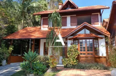 Casa de alto padrão, com 5 quartos(3 suítes) em meio à natureza.lindo condomínio