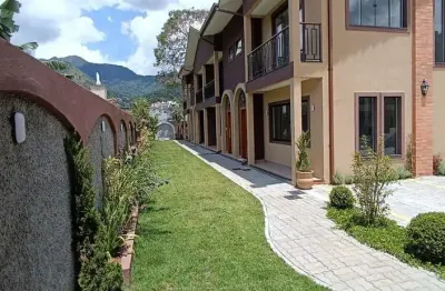 Casa moderna em condomínio ao lado do alto e comércio. 3 quartos, sendo 1 suíte.