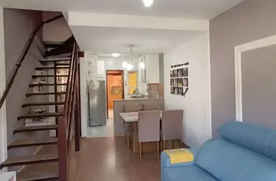 Casa duplex em condomínio fechado e lazer. 2 quartos, 2 banheiros e área gourmet