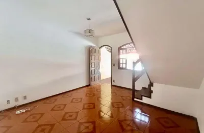 Casa 2 quartos + sótão habitável, varanda com vista. condomínio lazer completo.