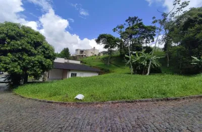 Terreno com excelente topografia, em condomínio com lazer completo e segurança.