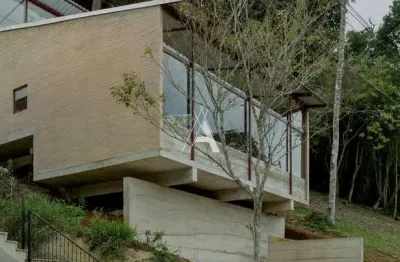 Venda – casa em condomínio com vista privilegiada para a mulher de pedra!