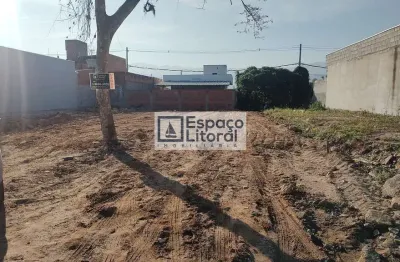 Terreno aterrado, com 270 metros, em bairro residencial, próximo ao shoping serramar a venda por r$