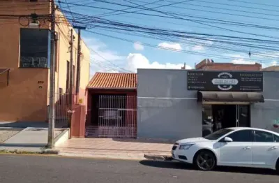 Excelente imóvel localizado no jardim planalto em araucária; *contendo uma casa de alvenaria* - 3 amplos quartos; - sala; - 2 cozinhas; - 2 banheiros; - lavanderia; - quintal; - garagem coberta para 2