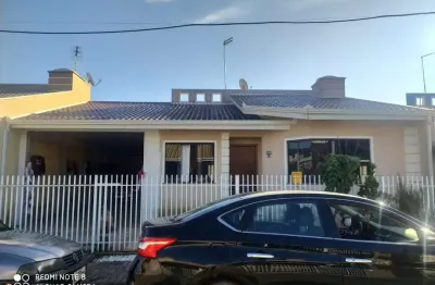 Excelente casa com 3 quartos e 3 vagas de garagem em ótima localização em contenda. apenas r$ 450.000,00