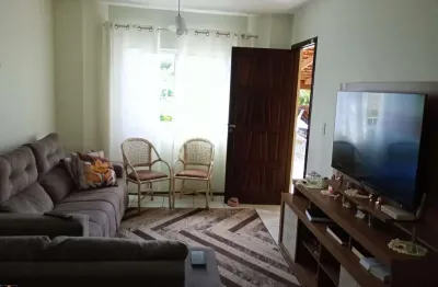 Otima casa com 2 amplos quartos em ótima localização no fazenda velha 02 quartos sala para 2 ambientes cozinha banheiro área de serviço e churrasqueir