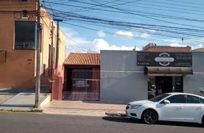 Excelente imóvel localizado no Jardim Planalto em Araucária; *Contendo uma casa de Alvenaria* - 3 amplos quartos; - Sala; - 2 cozinhas; - 2 banheiros; - Lavanderia; - Quintal; - Garagem coberta para 2