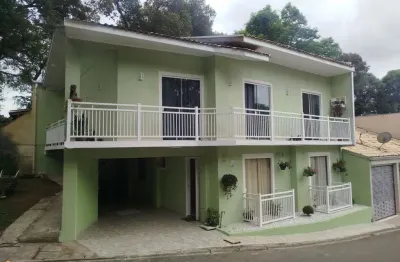 Excelente sobrado em condominio fechado no bairro Estação/ Araucária com 200m².