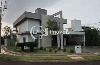 Casa de alto padrão em condomínio: 3 suítes, 2 salas, 6 banheiros, 2 vagas de garagem.